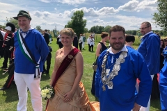 Das Königspaar Kathleen und Christian Langer mit Königsoffizier Tim Rosendahl